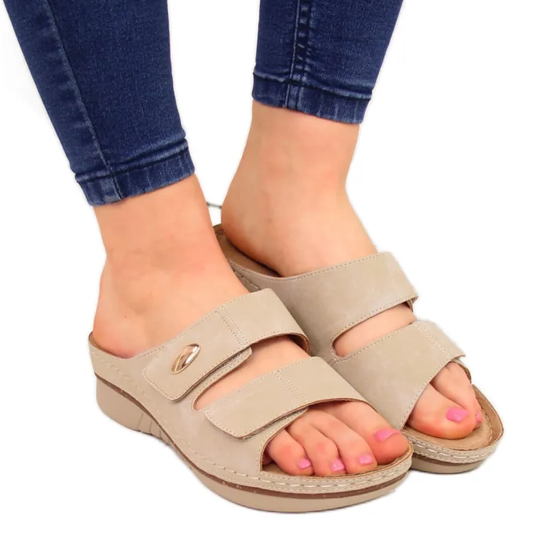 Comfortabele beige klittenband damesslippers eVento