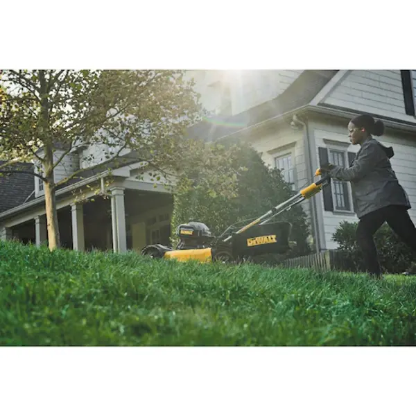 DeWalt 2x 18v XR brushless zelftrekkende grasmaaier 53cm maaibreedte
