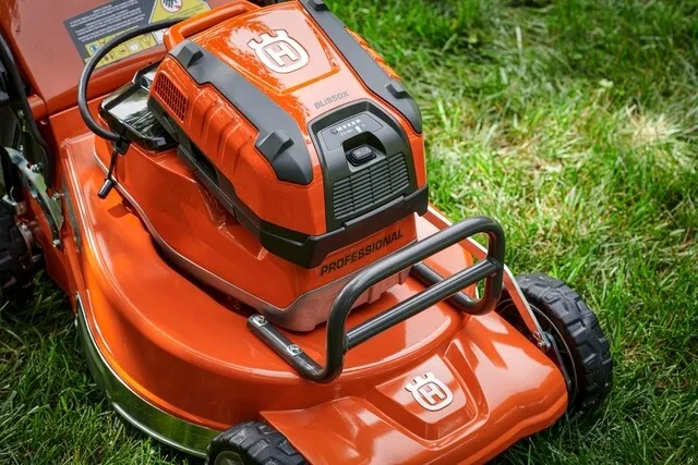 HUSQVARNA LB 553IV ACCU GRASMAAIER  ZONDER ACCU EN LADER